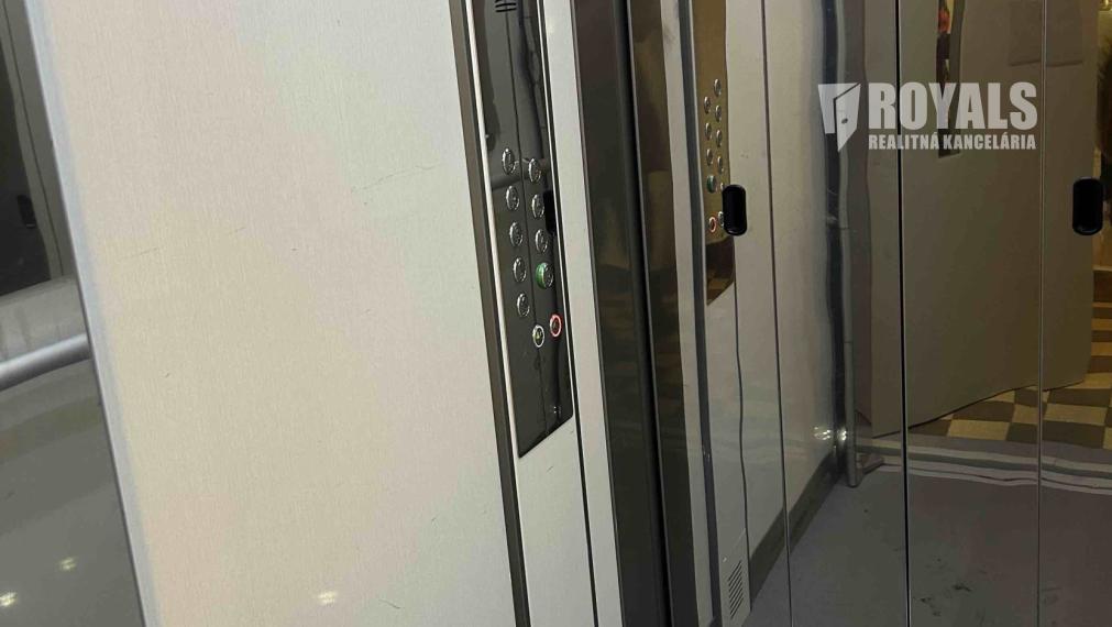 Kompletne zariadený 1,5i byt s veľkým potenciálom, loggia po celej šírke bytu, pivnica, Ružinov