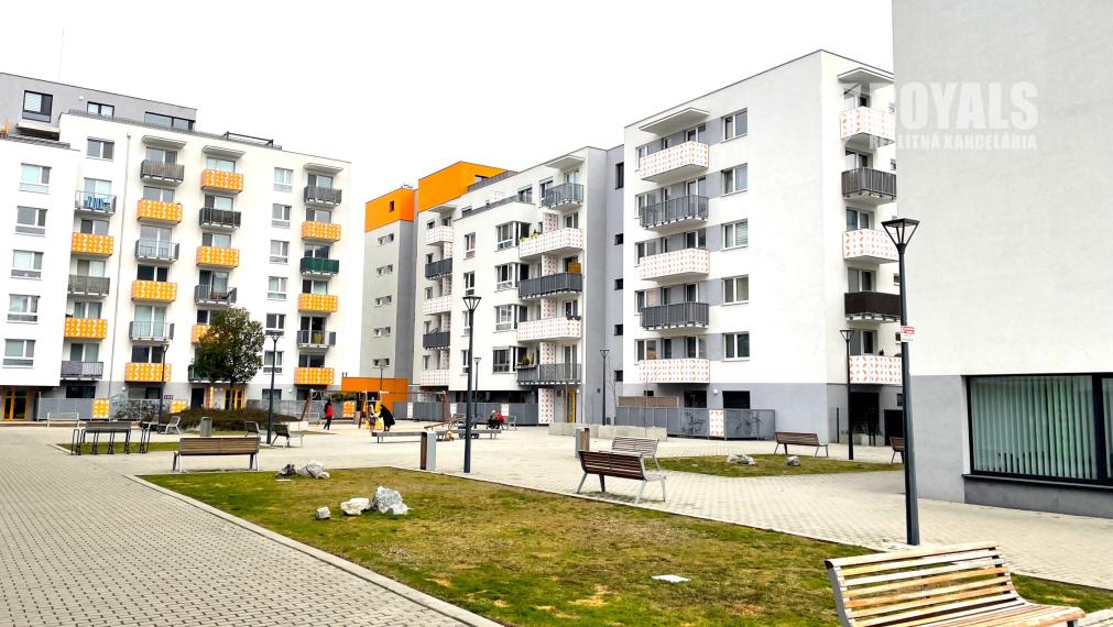 Kompletne vybavený 3i byt, balkón, 2 garážové státia