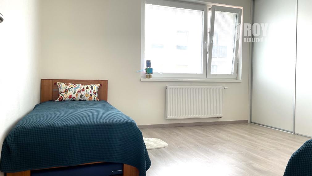 Kompletne vybavený 3i byt, balkón, 2 garážové státia