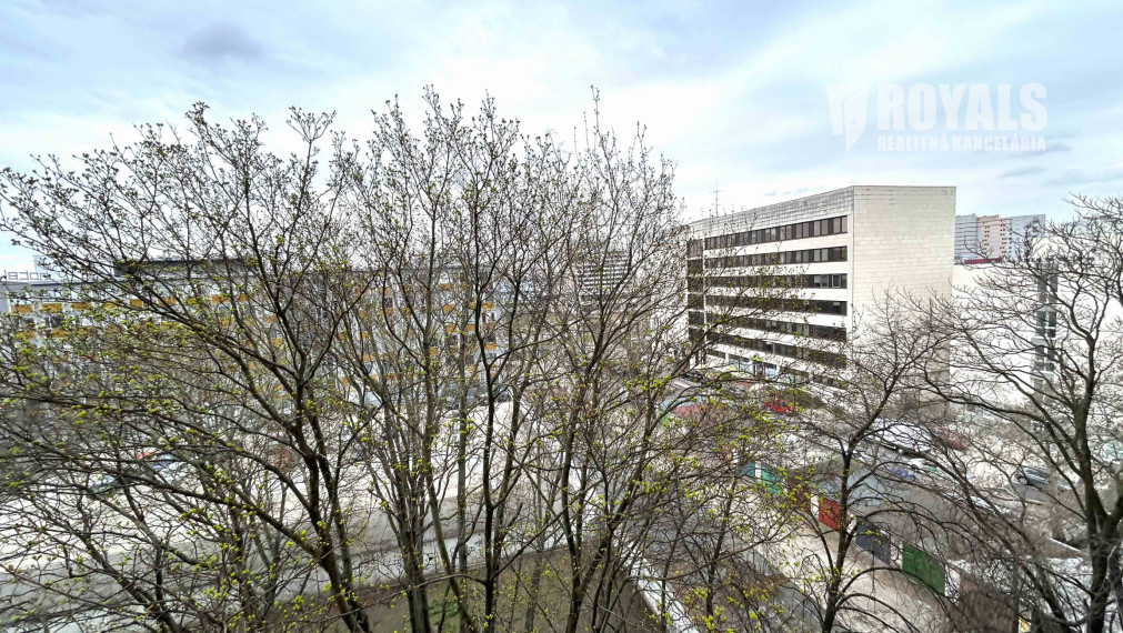 Čiastočne zariadený 2i byt po čiastočnej rekonštrukcii, balkón, pivnica, top lokalita blízko centra, Trenčianska