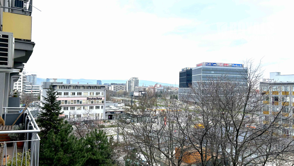 Čiastočne zariadený 2i byt po čiastočnej rekonštrukcii, balkón, pivnica, top lokalita blízko centra, Trenčianska