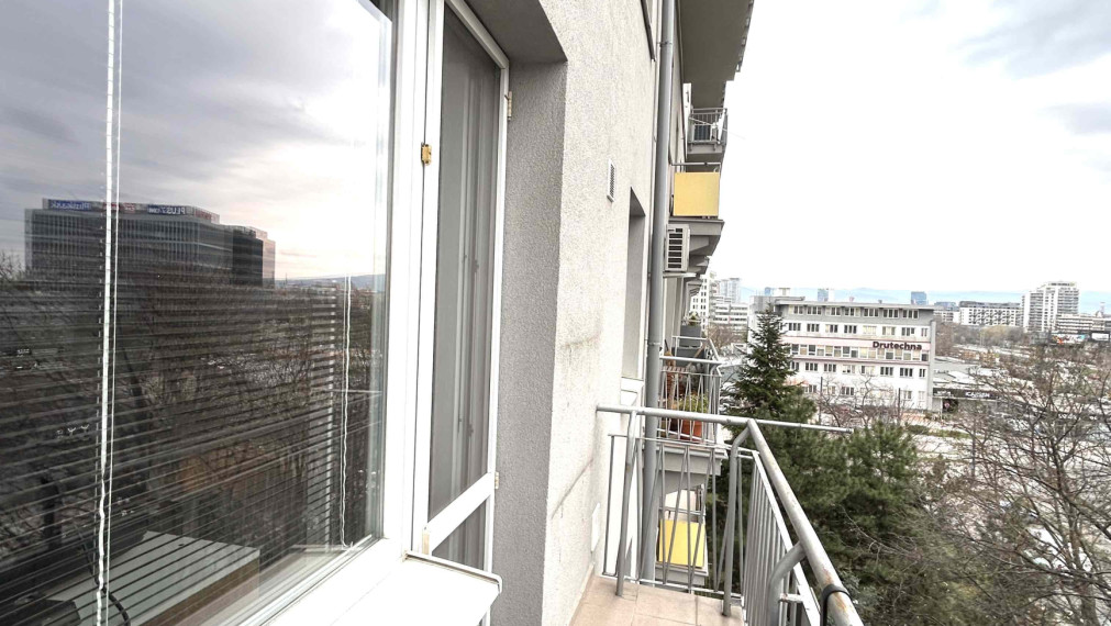 Čiastočne zariadený 2i byt po čiastočnej rekonštrukcii, balkón, pivnica, top lokalita blízko centra, Trenčianska