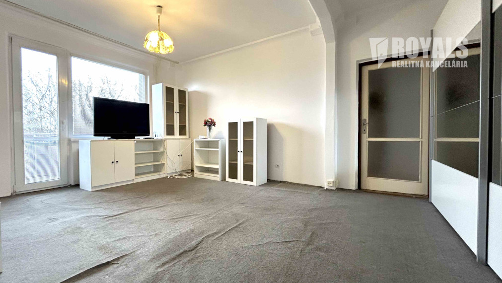 Čiastočne zariadený 2i byt po čiastočnej rekonštrukcii, balkón, pivnica, top lokalita blízko centra, Trenčianska