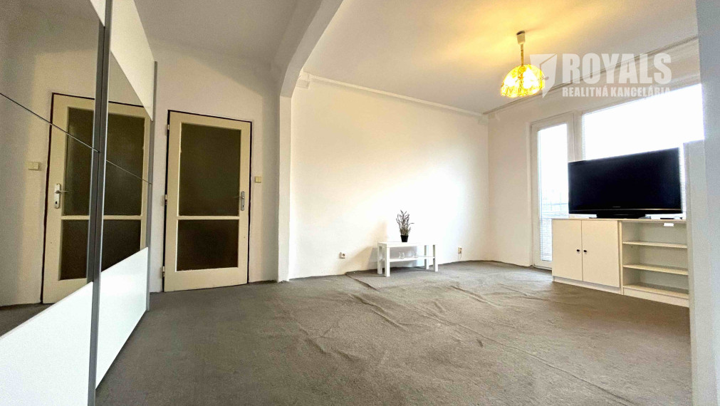 Čiastočne zariadený 2i byt po čiastočnej rekonštrukcii, balkón, pivnica, top lokalita blízko centra, Trenčianska