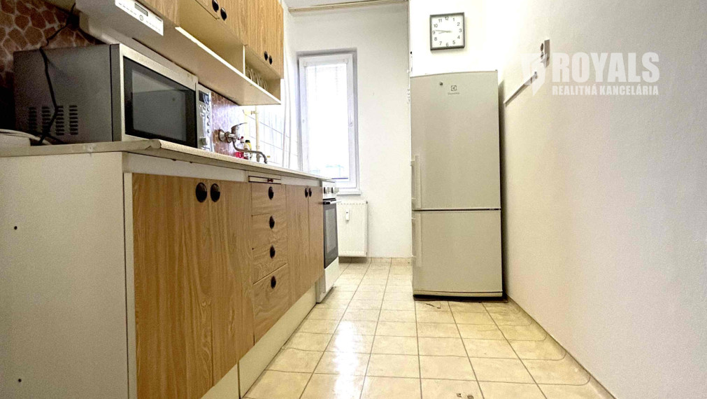 Čiastočne zariadený 2i byt po čiastočnej rekonštrukcii, balkón, pivnica, top lokalita blízko centra, Trenčianska