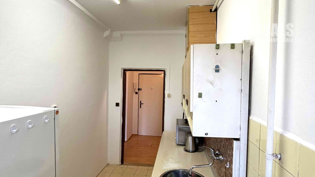 Čiastočne zariadený 2i byt po čiastočnej rekonštrukcii, balkón, pivnica, top lokalita blízko centra, Trenčianska