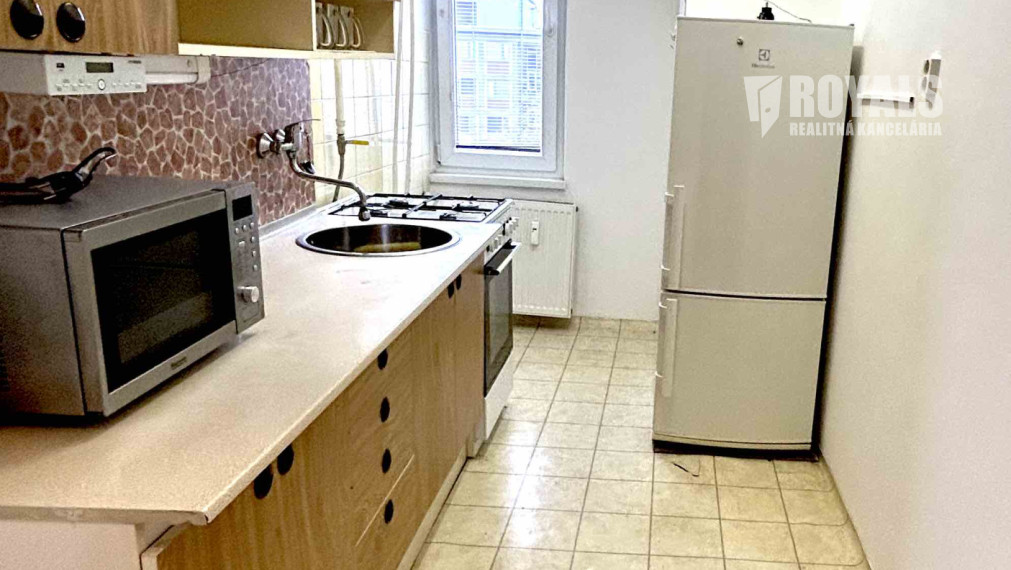 Čiastočne zariadený 2i byt po čiastočnej rekonštrukcii, balkón, pivnica, top lokalita blízko centra, Trenčianska