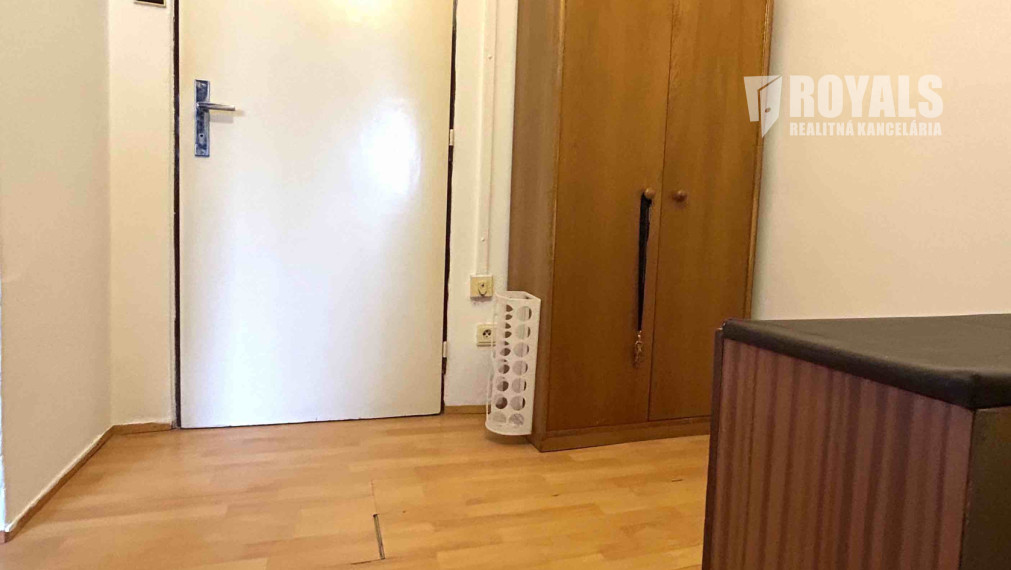 Čiastočne zariadený 2i byt po čiastočnej rekonštrukcii, balkón, pivnica, top lokalita blízko centra, Trenčianska