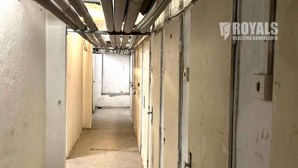 Čiastočne zariadený 2i byt po čiastočnej rekonštrukcii, balkón, pivnica, top lokalita blízko centra, Trenčianska