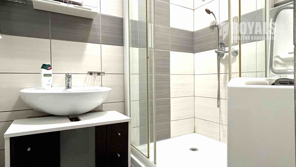 Čiastočne zariadený 2i byt po čiastočnej rekonštrukcii, balkón, pivnica, top lokalita blízko centra, Trenčianska