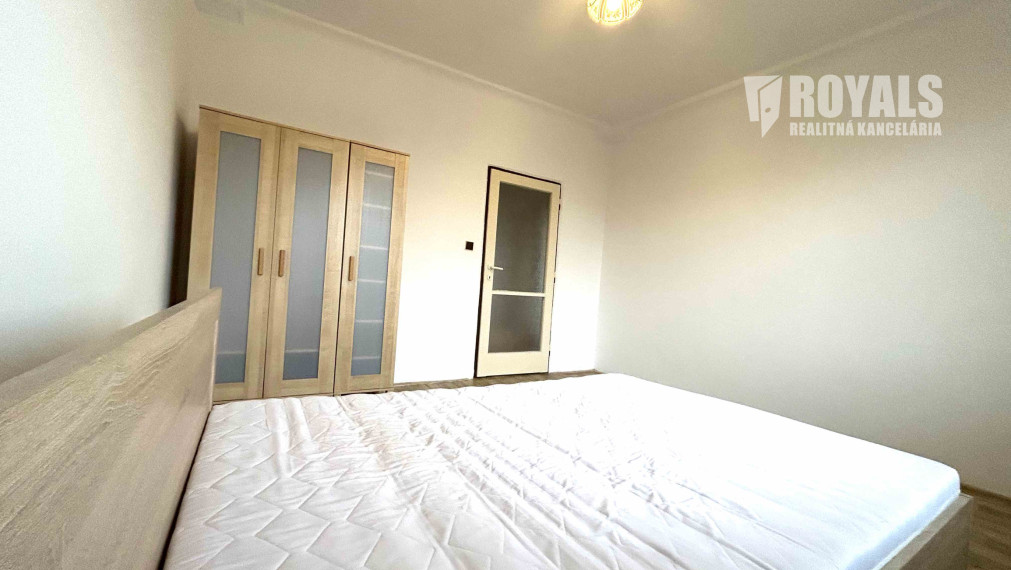 Čiastočne zariadený 2i byt po čiastočnej rekonštrukcii, balkón, pivnica, top lokalita blízko centra, Trenčianska