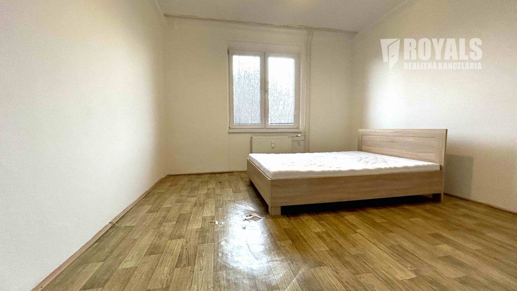 Čiastočne zariadený 2i byt po čiastočnej rekonštrukcii, balkón, pivnica, top lokalita blízko centra, Trenčianska