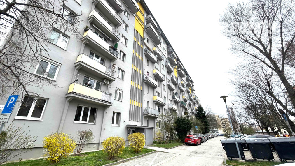 Čiastočne zariadený 2i byt po čiastočnej rekonštrukcii, balkón, pivnica, top lokalita blízko centra, Trenčianska