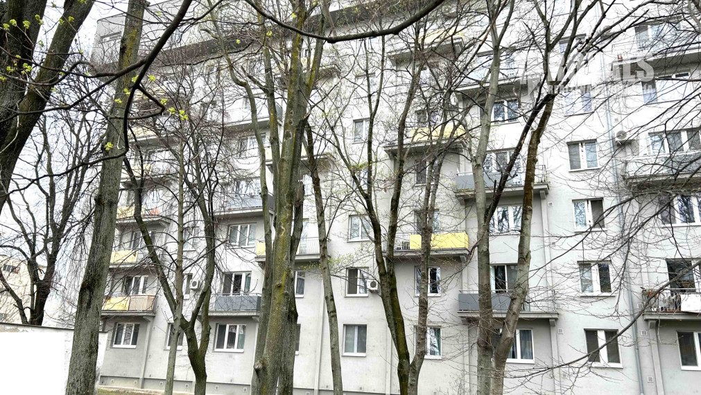 Čiastočne zariadený 2i byt po čiastočnej rekonštrukcii, balkón, pivnica, top lokalita blízko centra, Trenčianska