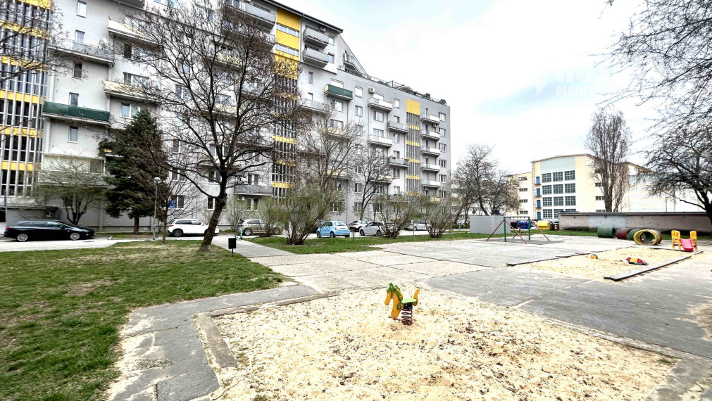 Čiastočne zariadený 2i byt po čiastočnej rekonštrukcii, balkón, pivnica, top lokalita blízko centra, Trenčianska