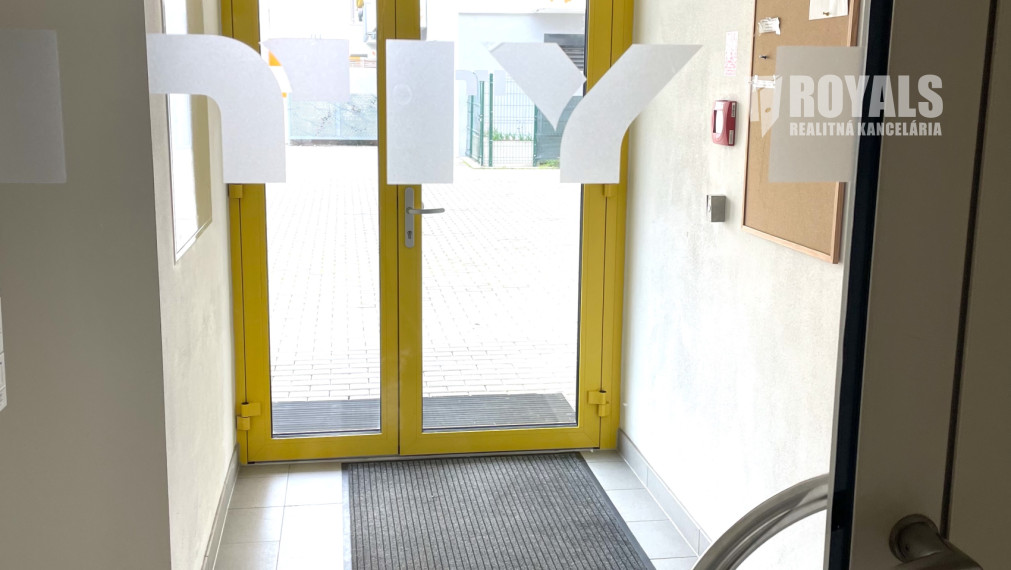 Kompletne vybavený 3i byt, balkón, 2 garážové státia, Dúbrava