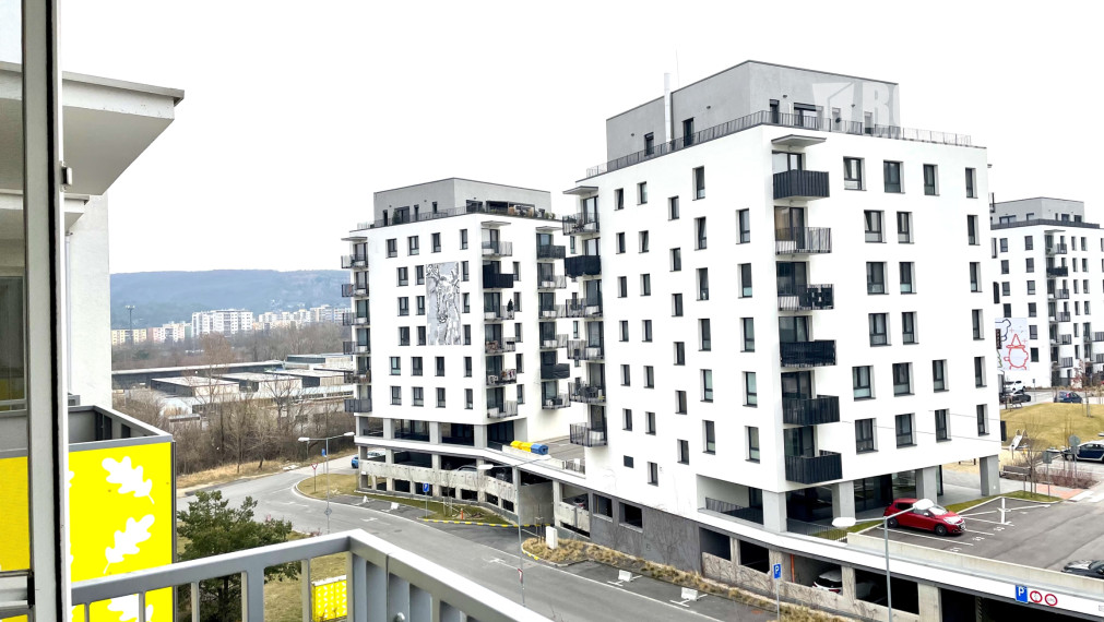 Kompletne vybavený 3i byt, balkón, 2 garážové státia, Dúbrava