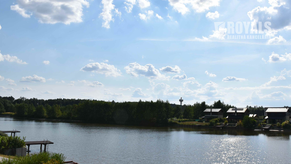 Vilka s privátnym mólom so vstupom do jazera, garážou, novostavba, Penati Golf Resort, Senica