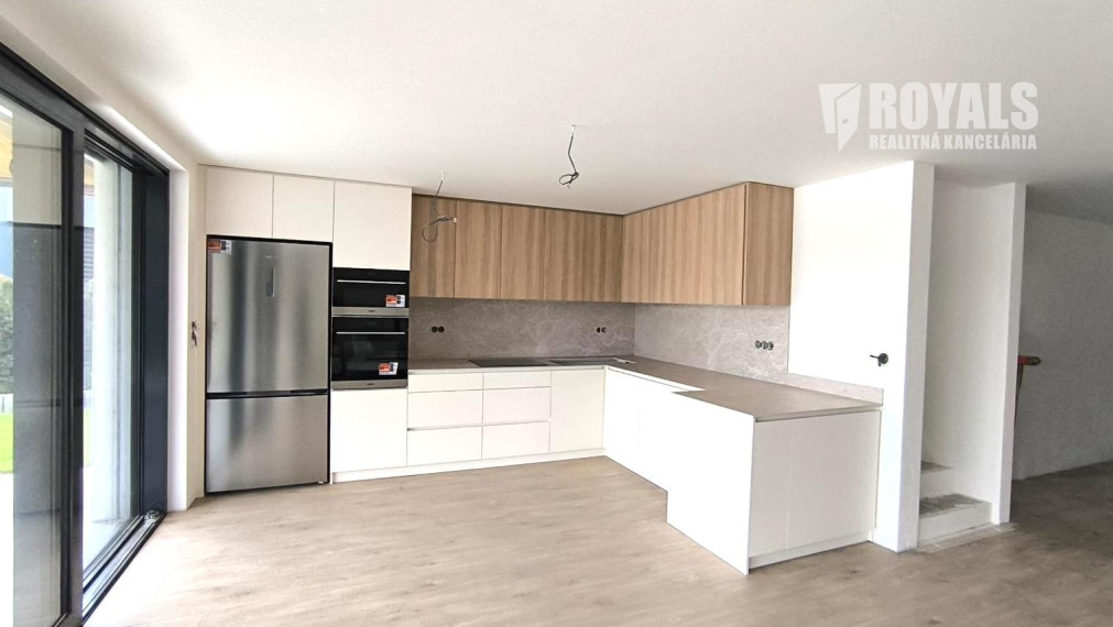 Vilka s privátnym mólom so vstupom do jazera, garážou, novostavba, Penati Golf Resort, Senica