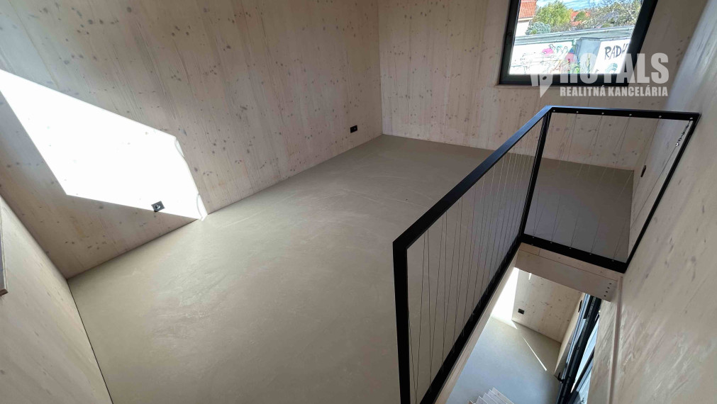 Dve bytové jednotky spojené do jedného celku na predaj, záhrada, parkovanie, Rusovce