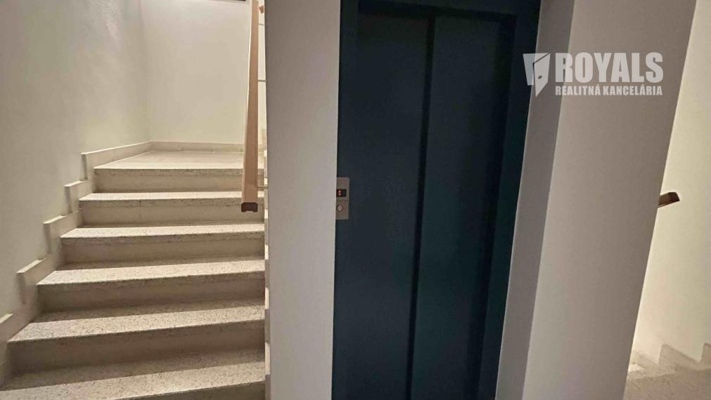 Nebytový, kancelársky priestor na prenájom 10 min. od Nivy centra, parking, Bazová ulica