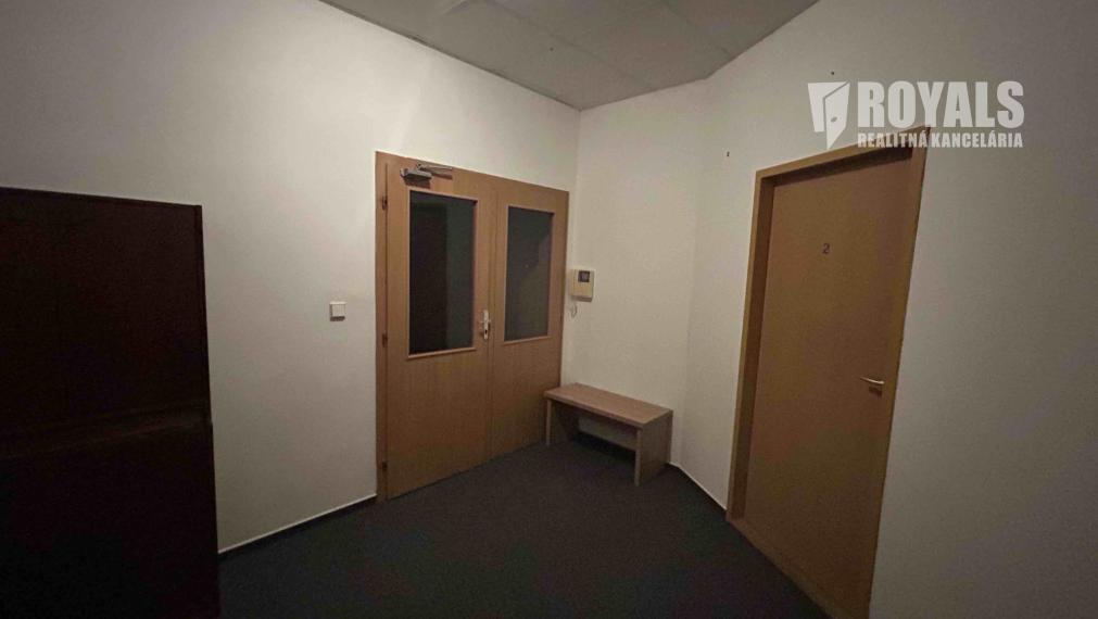 Nebytový, kancelársky priestor na prenájom 10 min. od Nivy centra, parking, Bazová ulica