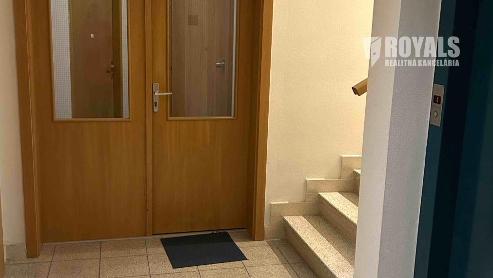 Dva prepojené nebytové priestory s recepciou/čakárňou na prenájom, Bazová ulica