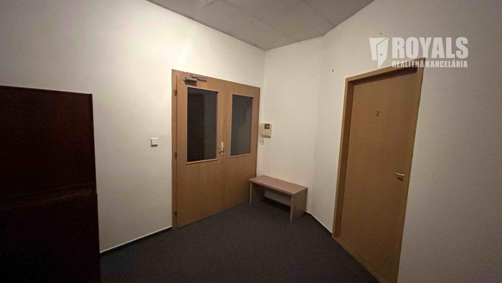 Dva prepojené nebytové priestory s recepciou/čakárňou na prenájom, Bazová ulica