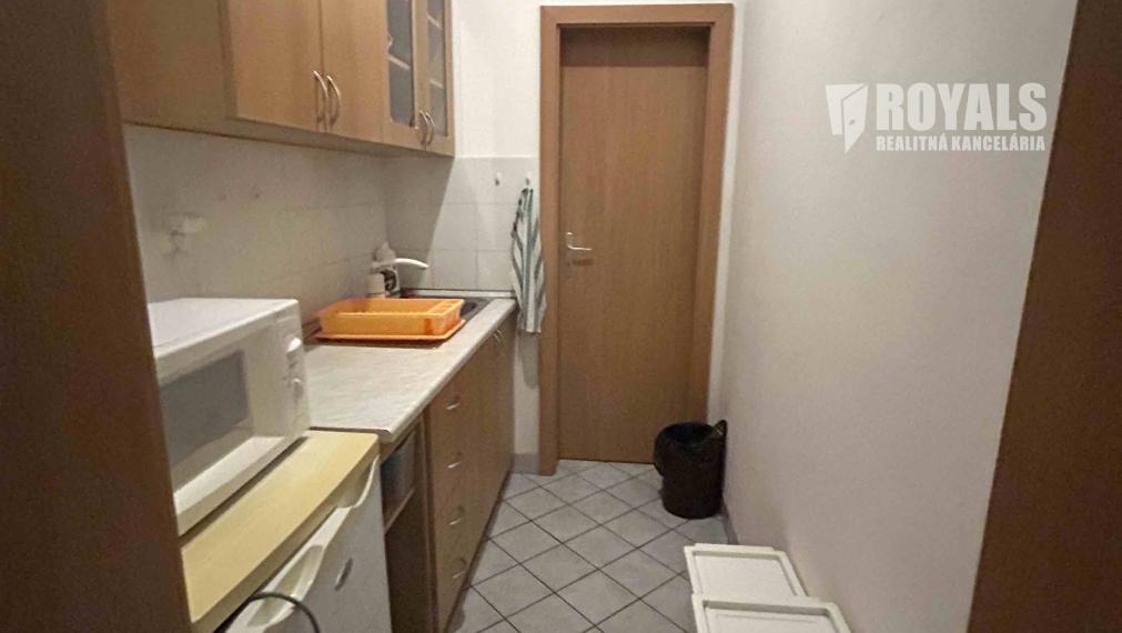 Dva prepojené nebytové priestory s recepciou/čakárňou na prenájom, Bazová ulica