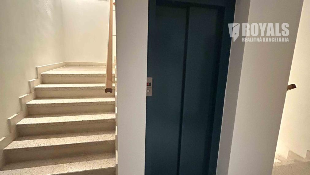 Dva prepojené nebytové priestory s recepciou/čakárňou na prenájom, Bazová ulica