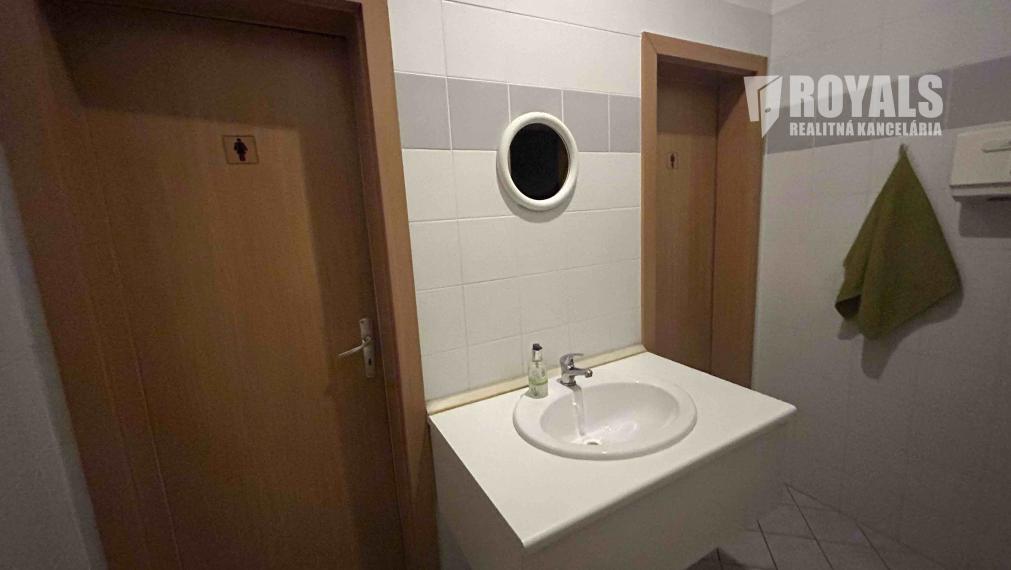 Dva prepojené nebytové priestory s recepciou/čakárňou na prenájom, Bazová ulica