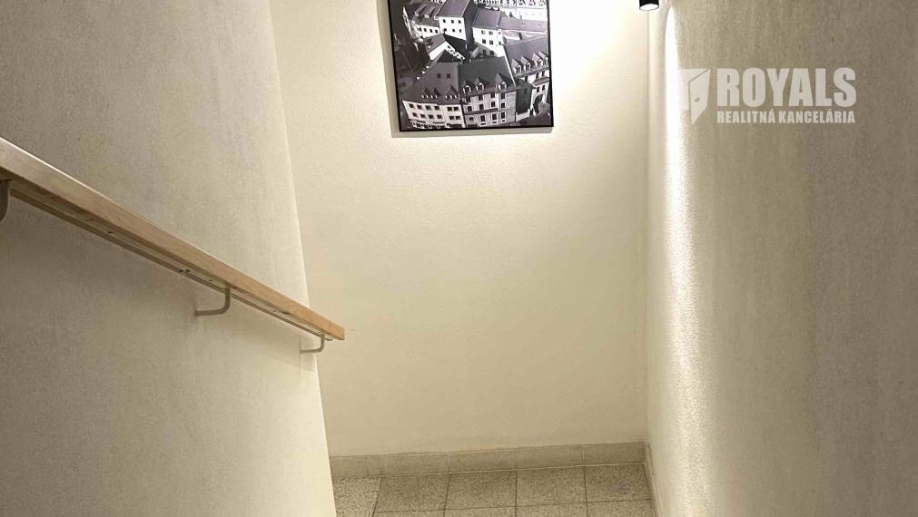 Dva prepojené nebytové priestory s recepciou/čakárňou na prenájom, Bazová ulica