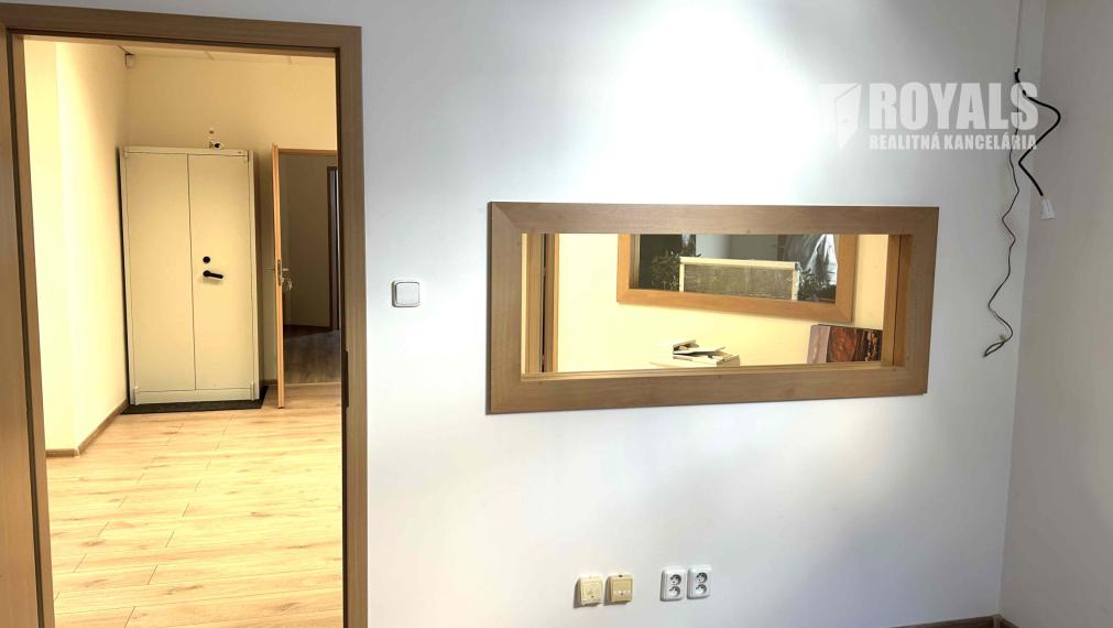 Dva prepojené nebytové priestory s recepciou/čakárňou na prenájom, Bazová ulica