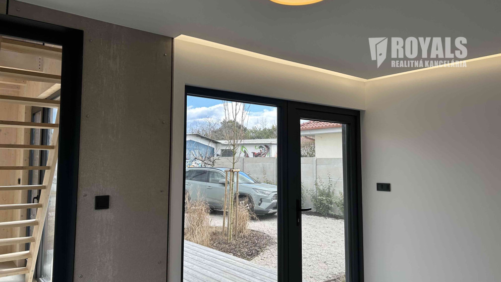 Dve bytové jednotky spojené do jedného celku na predaj, záhrada, parkovanie, Rusovce