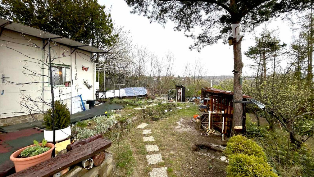 Záhrada s celoročne obývateľným zatepleným, obytným kontajnerom, voda, elektrika, prístup autom