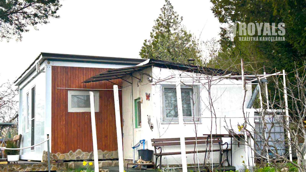 Záhrada s celoročne obývateľným zatepleným, obytným kontajnerom, voda, elektrika, prístup autom