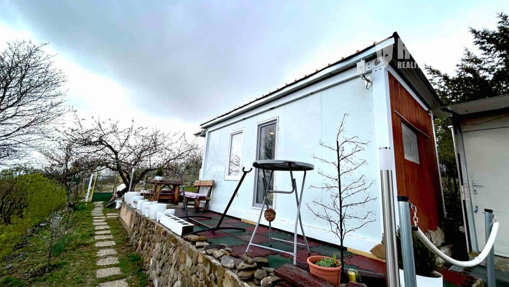 Záhrada s celoročne obývateľným zatepleným, obytným kontajnerom, voda, elektrika, prístup autom