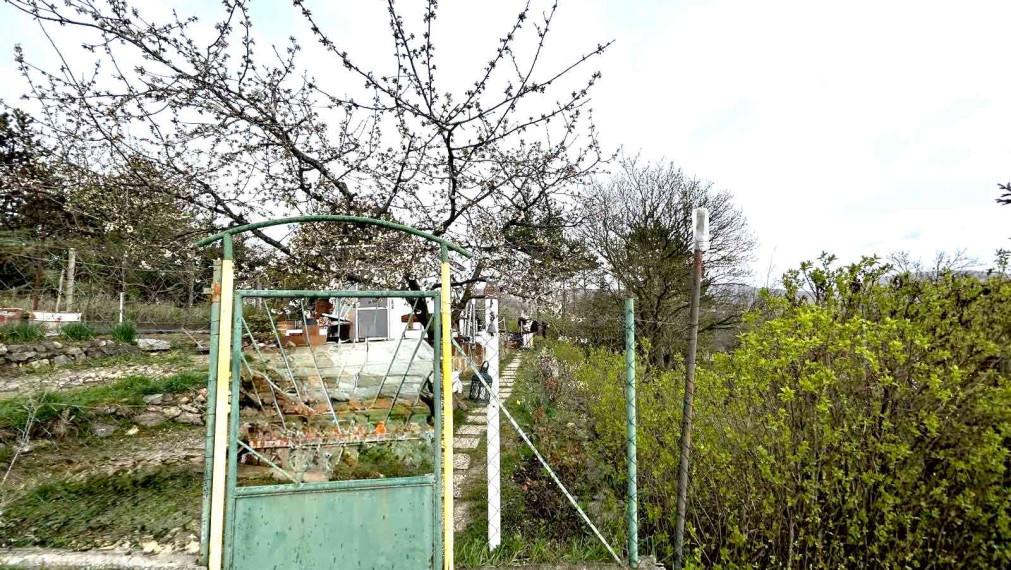 Záhrada s celoročne obývateľným zatepleným, obytným kontajnerom, voda, elektrika, prístup autom