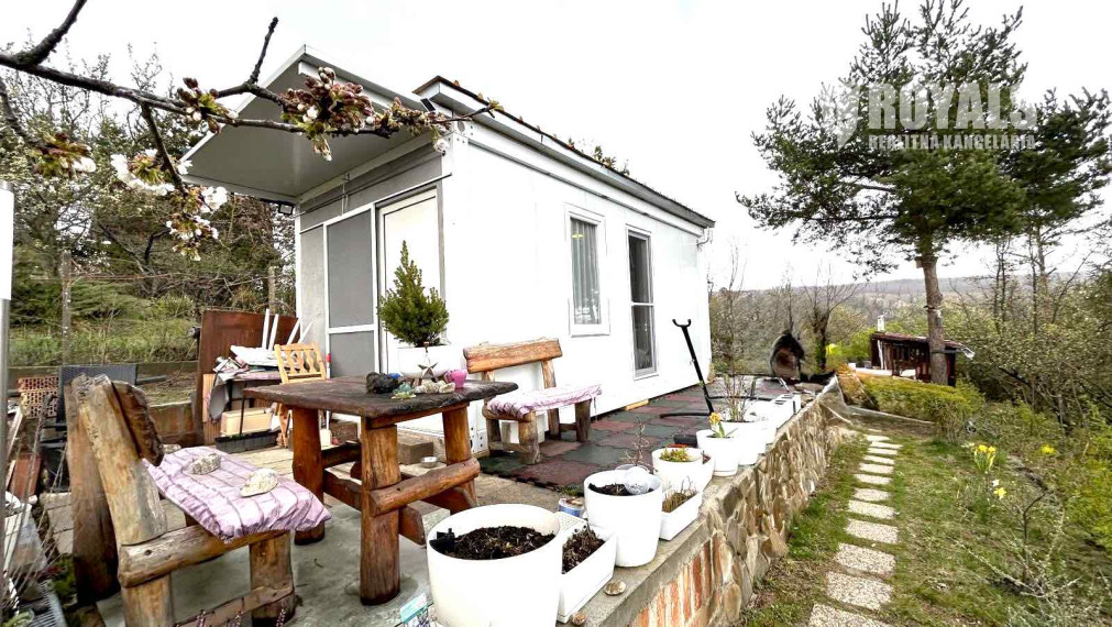 Záhrada s celoročne obývateľným zatepleným, obytným kontajnerom, voda, elektrika, prístup autom