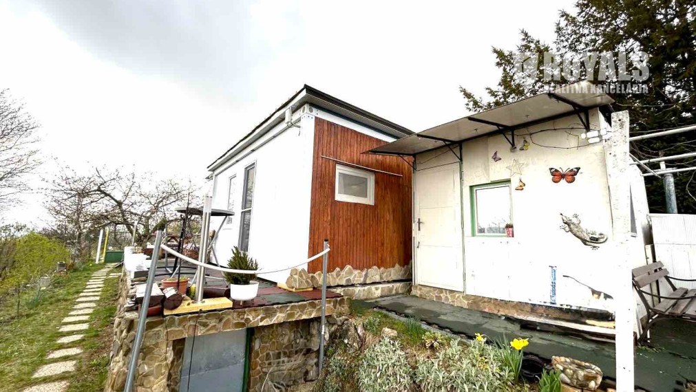 Záhrada s celoročne obývateľným zatepleným, obytným kontajnerom, voda, elektrika, prístup autom