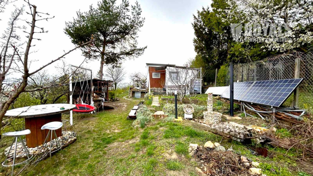 Záhrada s celoročne obývateľným zatepleným, obytným kontajnerom, voda, elektrika, prístup autom