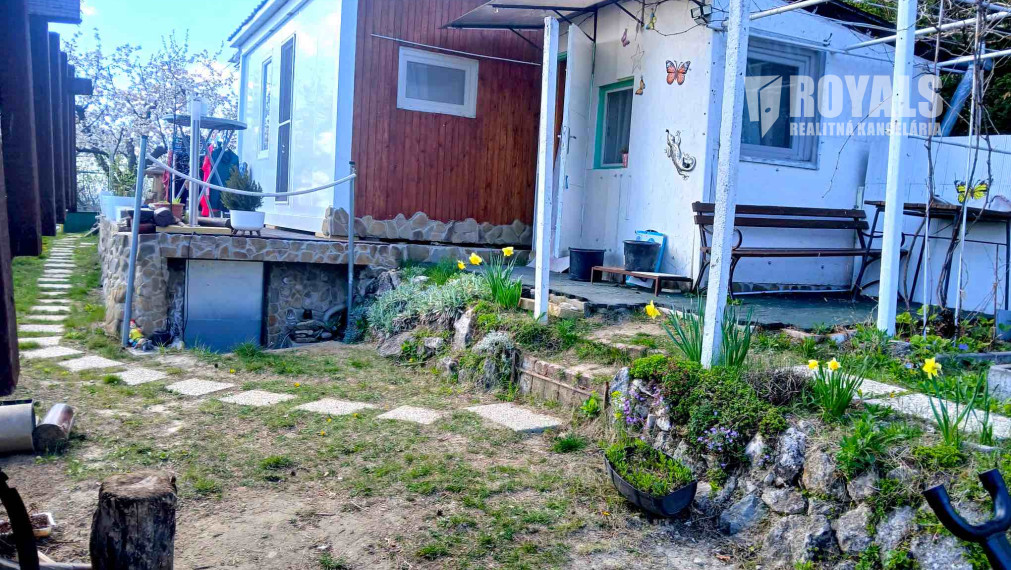 Záhrada s celoročne obývateľným zatepleným, obytným kontajnerom, voda, elektrika, prístup autom