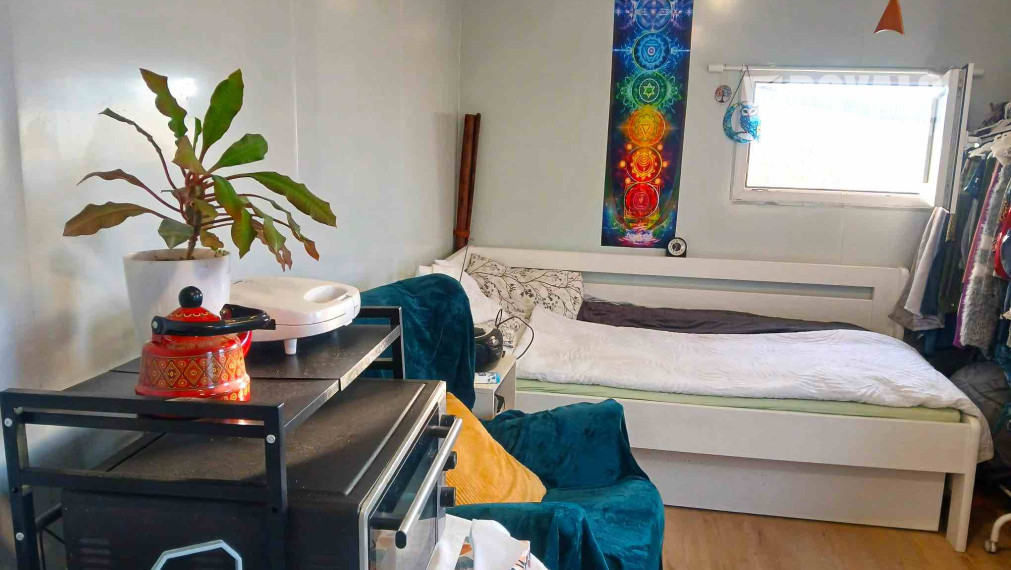 Záhrada s celoročne obývateľným zatepleným, obytným kontajnerom, voda, elektrika, prístup autom