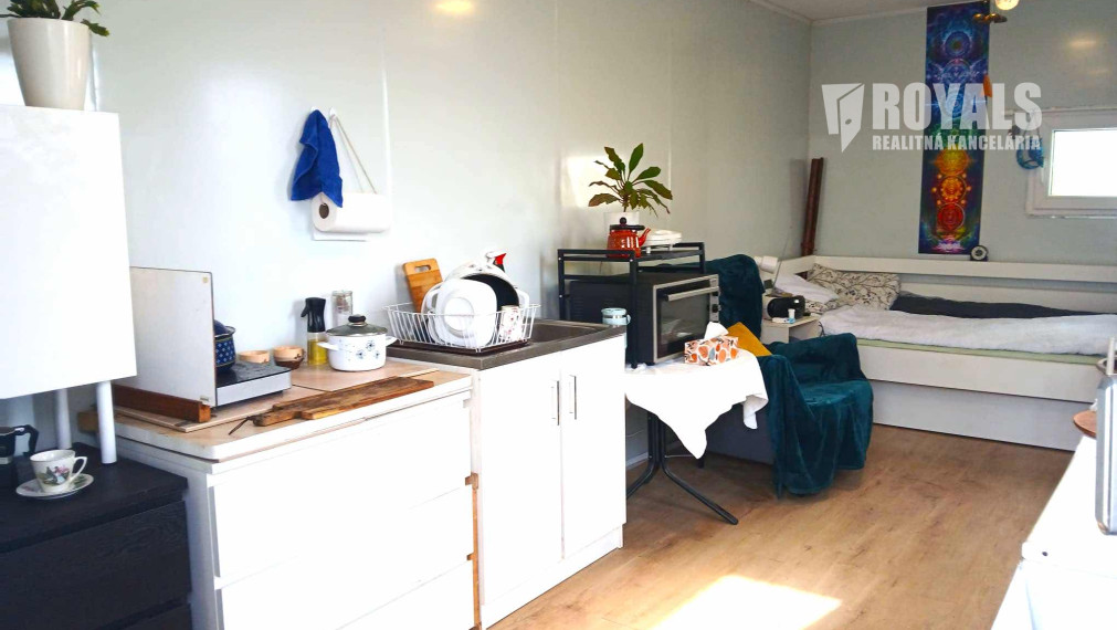 Záhrada s celoročne obývateľným zatepleným, obytným kontajnerom, voda, elektrika, prístup autom