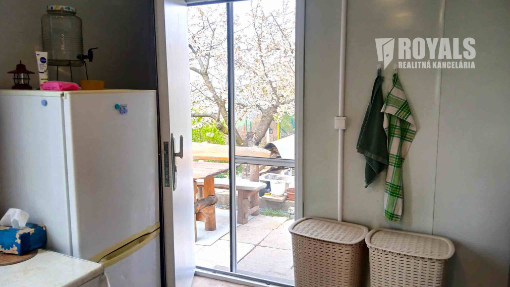 Záhrada s celoročne obývateľným zatepleným, obytným kontajnerom, voda, elektrika, prístup autom