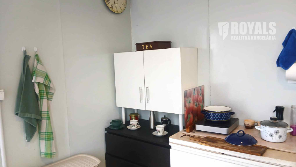 Záhrada s celoročne obývateľným zatepleným, obytným kontajnerom, voda, elektrika, prístup autom