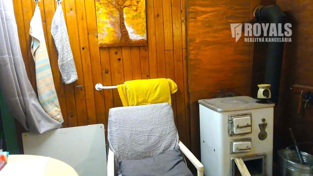 Záhrada s celoročne obývateľným zatepleným, obytným kontajnerom, voda, elektrika, prístup autom