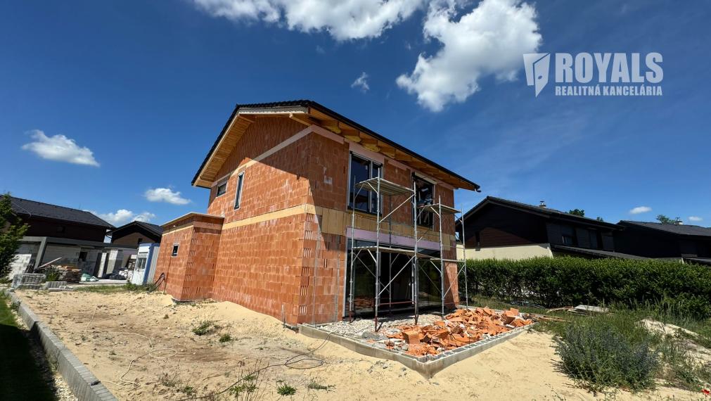 5i Vilka s privátnym mólom so vstupom do jazera, garážou, novostavba, Penati Golf Resort, Senica