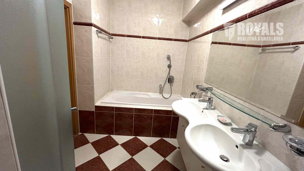 Na prenájom kompletne zariadený 4i byt, balkón, terasa, garáž pre 2 autá + parking, Bratislava IV