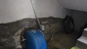 vodáreň v schodisku v pivnici
